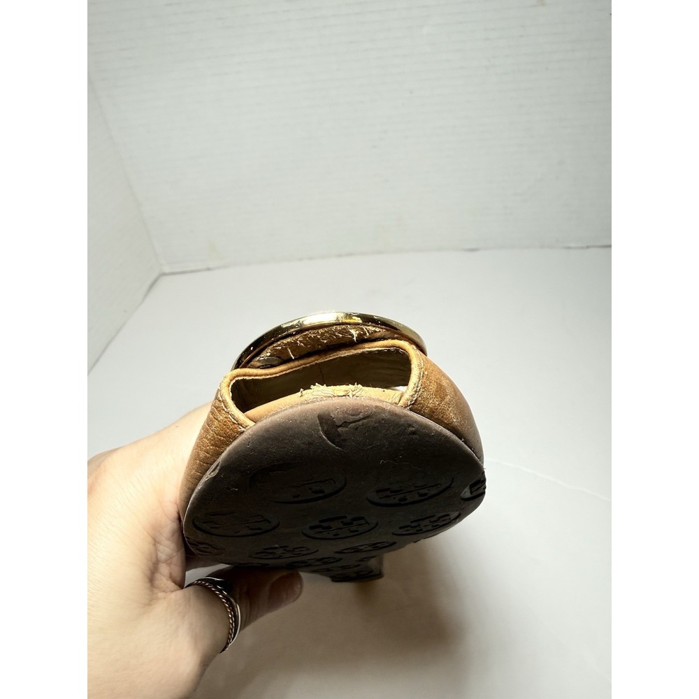 Tory Burch Sally 2 Peep Toe Wedge Heels Tan Leather Gold Logo Women's Sz 7.5 - Picture 14 of 16